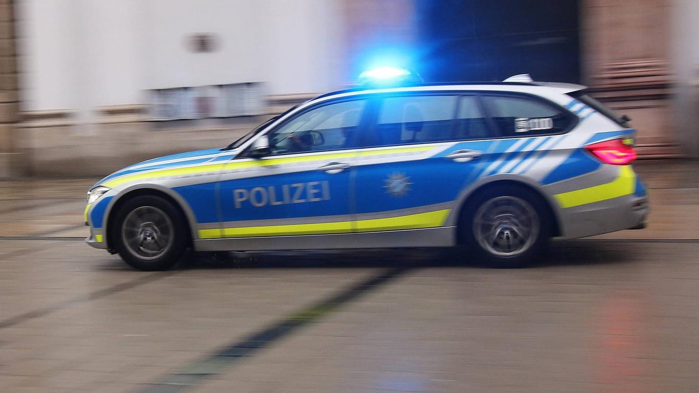Polizeiwagen in München im Einsatz (Symbolbild): Die Frau des Autofahrers ist kurz nach dem Unfall im Krankenhaus ihren Verletzungen erlegen.