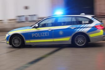 Polizeiwagen in München im Einsatz (Symbolbild): Die Frau des Autofahrers ist kurz nach dem Unfall im Krankenhaus ihren Verletzungen erlegen.