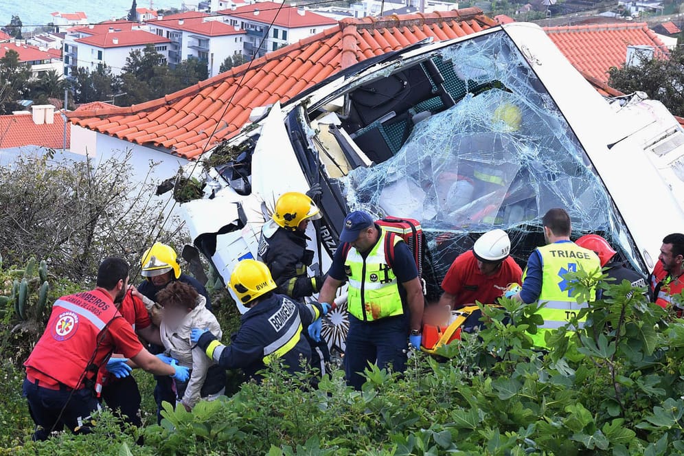Rettungskräfte bergen Verletzte nach einem schweren Busunglück auf der portugiesischen Ferieninsel Madeira. Mindestens 29 Menschen überlebten die Tragödie nicht.