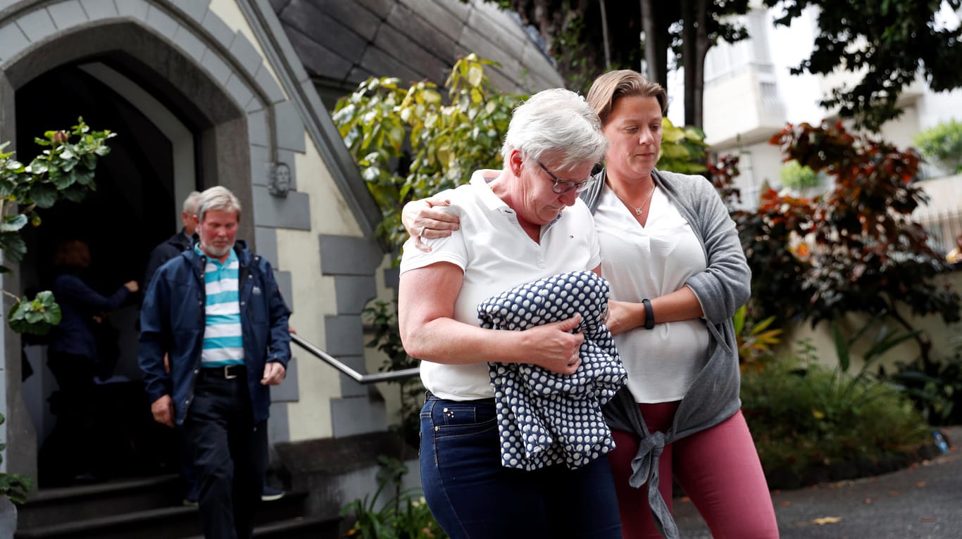 Deutsche Touristen kommen nach der Trauerfeier aus einer Kirche in Funchal.