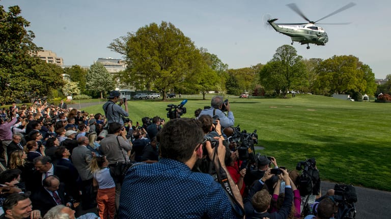 Journalisten und Marine One vor dem Weißen Haus