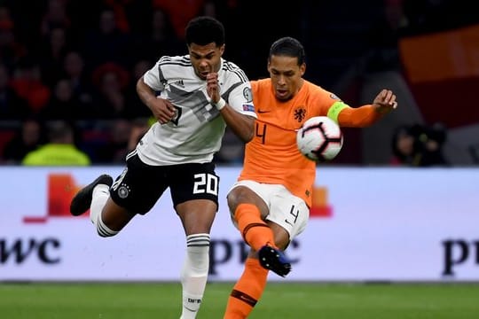 Serge Gnabry (l) sieht in den Jahrgängen 1995 und 1996 viel Potenzial.