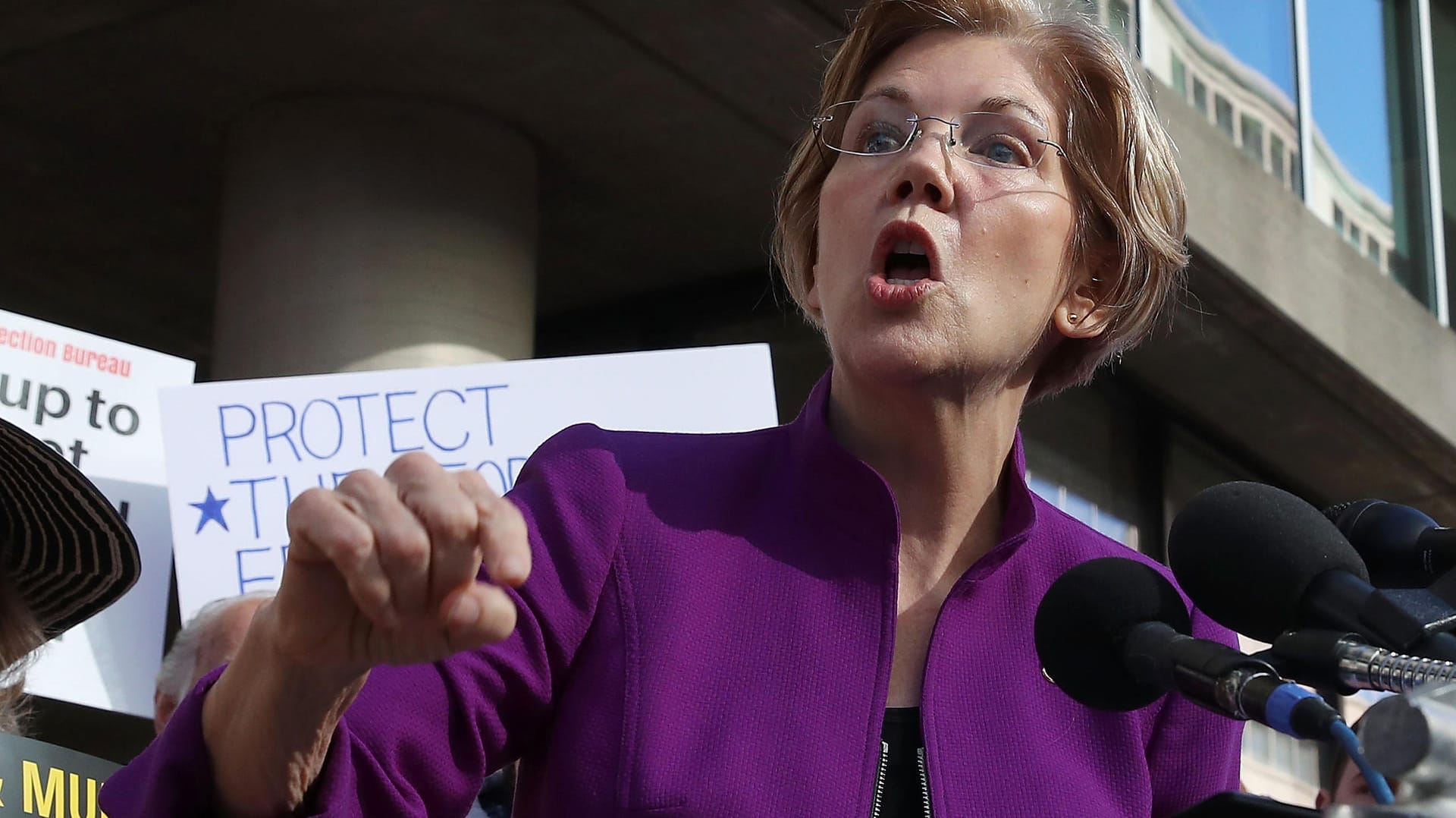 Die US-Senatorin Elizabeth Warren: Demokraten und Republikaner sollen die Amtsenthebung gemeinsam durchführen, fordert sie.