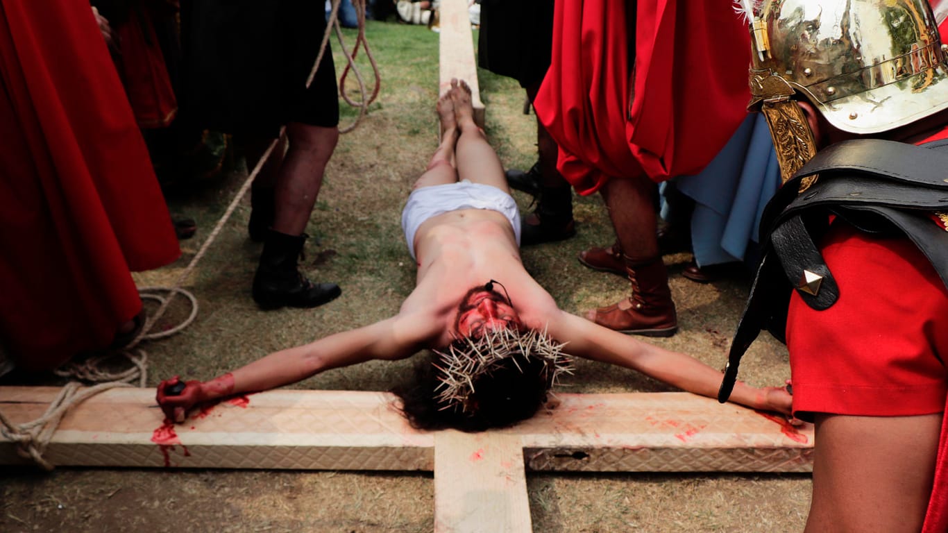 Tradition in Mexiko-Stadt: Schauspieler Antonio Reyes stellt die Kreuzigung von Jesus nach.