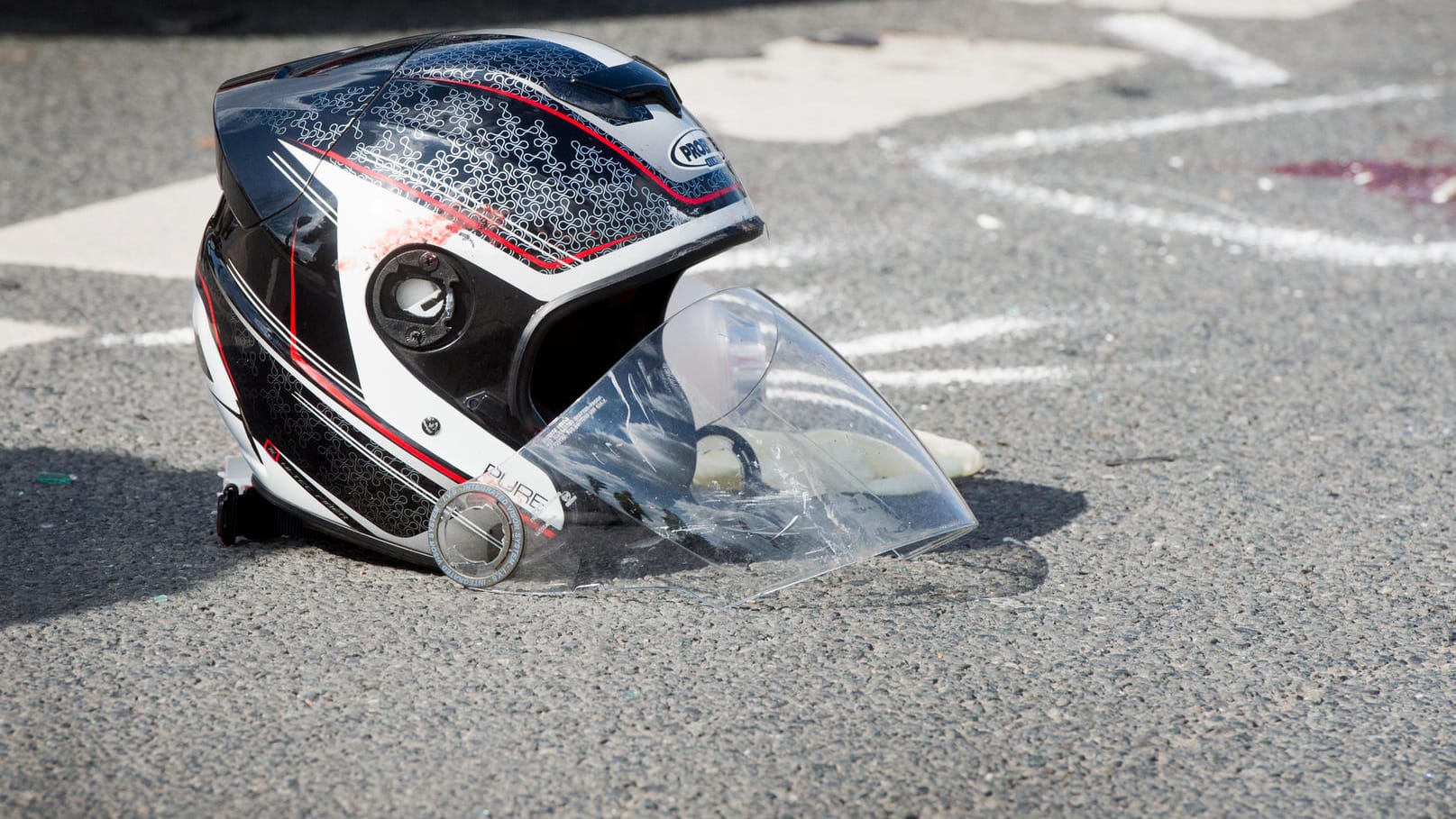 Ein beschädigter Mottorradhelm nach einem Unfall im Jahr 2016: Am Karfreitag sind zahlreiche Biker in Deutschland verunglückt – einer starb.