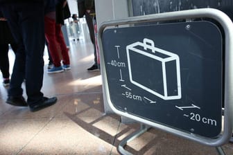 Größenbeschränkungen für Handgepäck: Eurowings will künftig auch Taschen und Koffer einchecken, die die Handgepäckbestimmungen erfüllen.