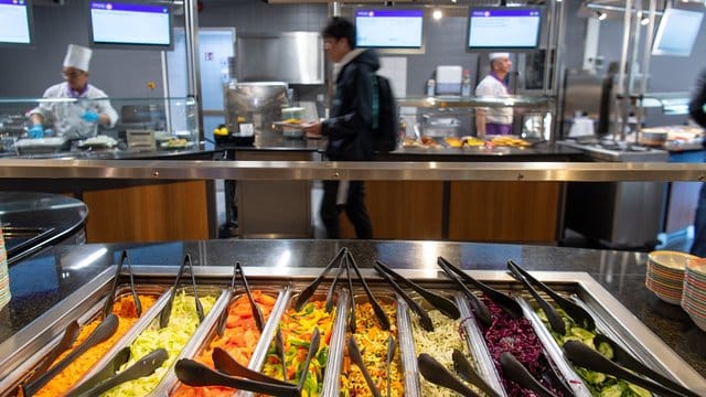 Salatbar in der veganen Mensa auf dem Campus der Technischen Universität Berlin. Salatbar in der veganen Mensa auf dem Campus der Technischen Universität Berlin.