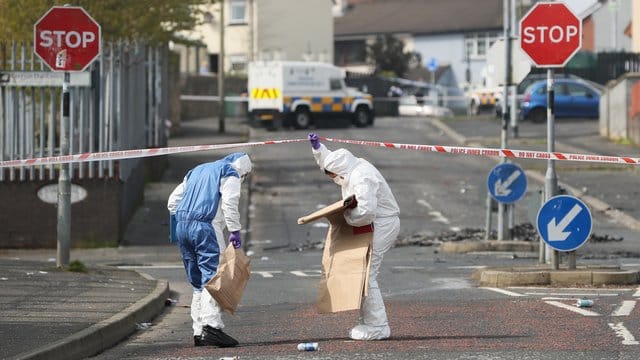 Mitarbeiter der Spurensicherung arbeiten am Tatort in Londonderry. Mitarbeiter der Spurensicherung arbeiten am Tatort in Londonderry.
