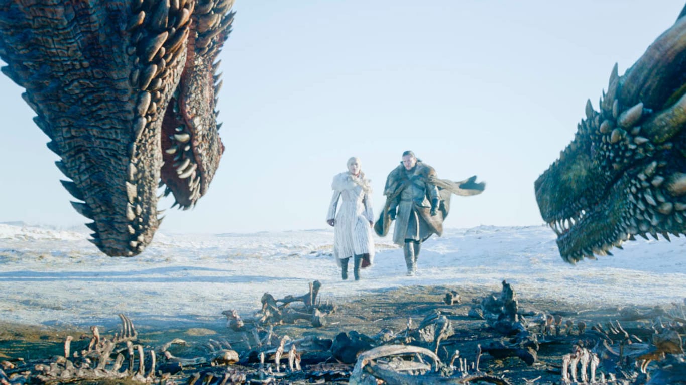 Daenerys Targaryen und Jon Snow mit den Drachen Drogon und Rhaegal.