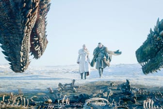 Daenerys Targaryen und Jon Snow mit den Drachen Drogon und Rhaegal.
