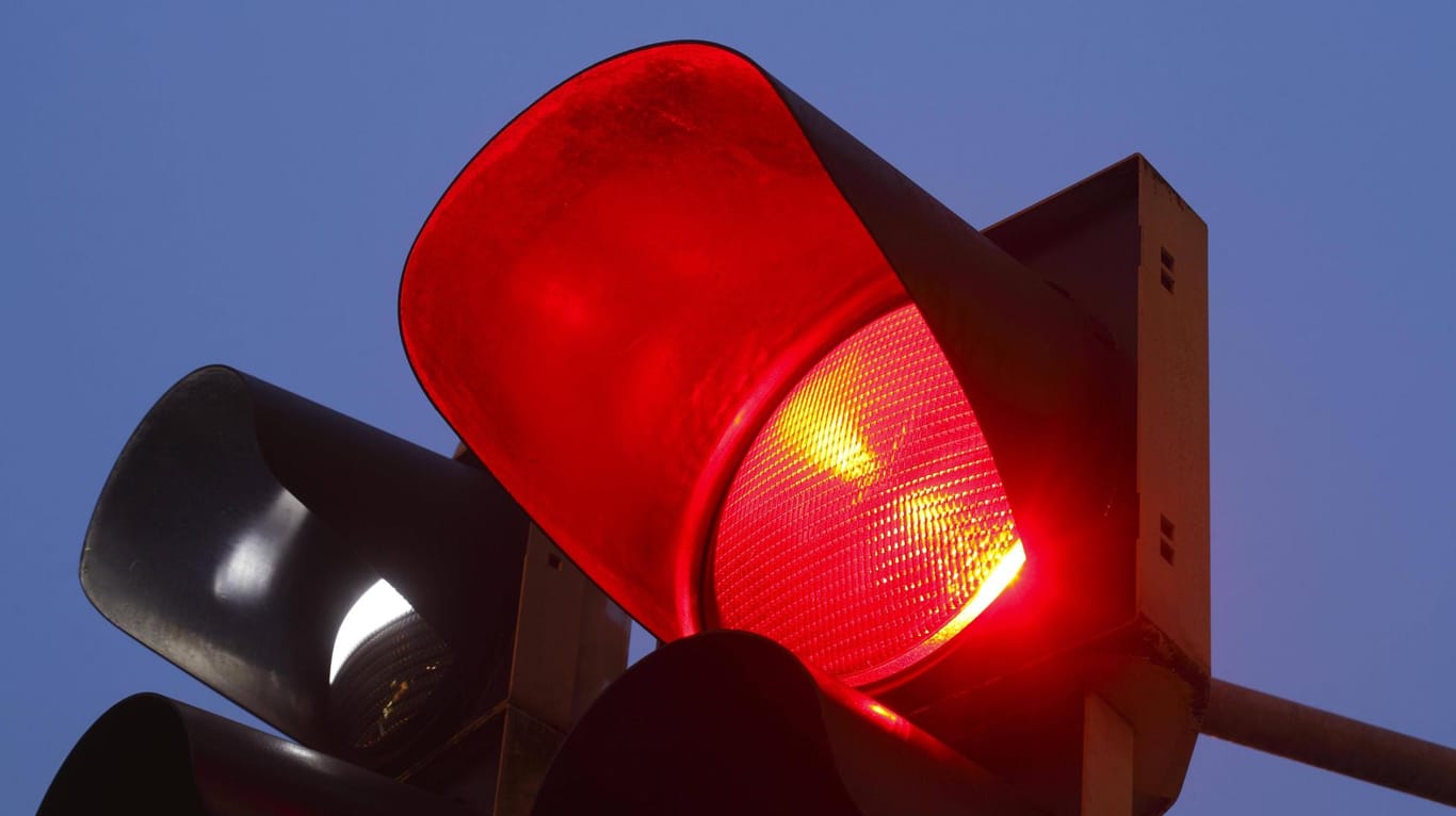 Auf rot geschaltete Ampel: Der Angreifer muss sich nun unter anderem wegen gefährlichen Eingriffs in den Straßenverkehr verantworten. (Symbolbild)