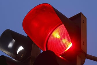 Auf rot geschaltete Ampel: Der Angreifer muss sich nun unter anderem wegen gefährlichen Eingriffs in den Straßenverkehr verantworten. (Symbolbild)