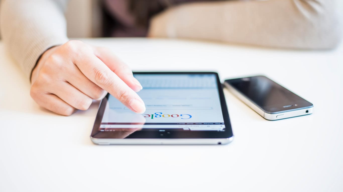 Eine Frau nutzt Google auf dem Tablet: Android-Nutzer sollen künftig ihren bevorzugten Browser auswählen können.