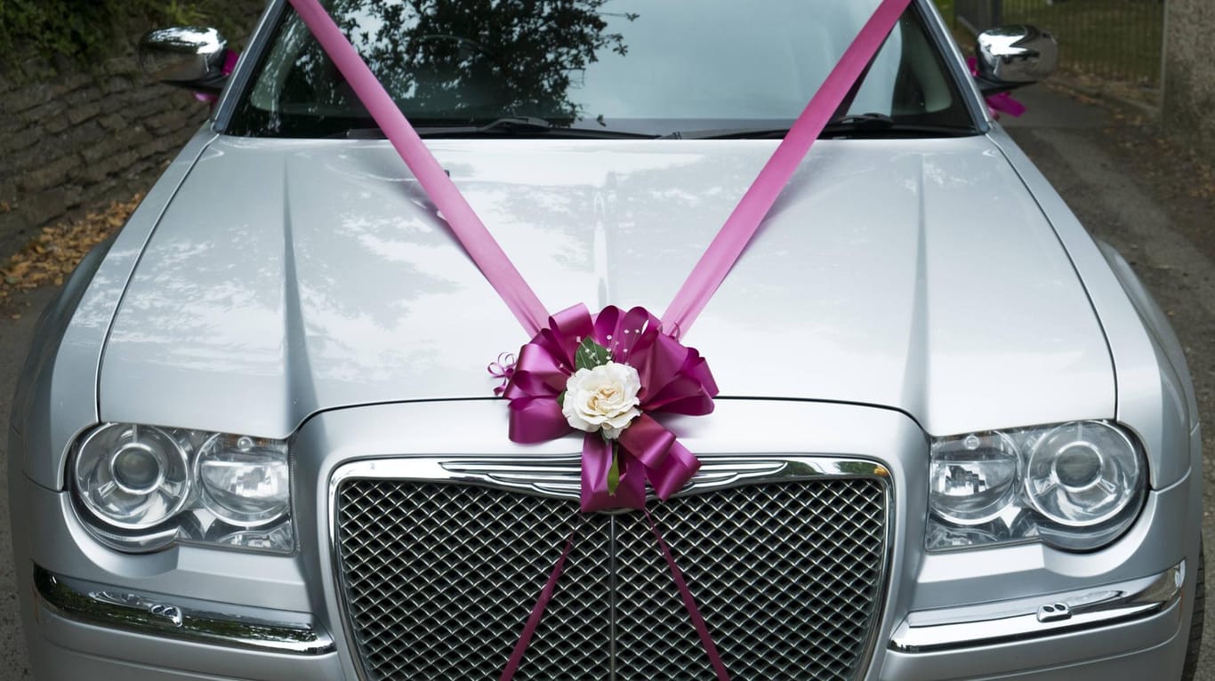 Ein für eine Hochzeit dekoriertes Auto: Bei dem Unfall entstand ein Schaden von mindestens 40.000 Euro. (Symbolbild)