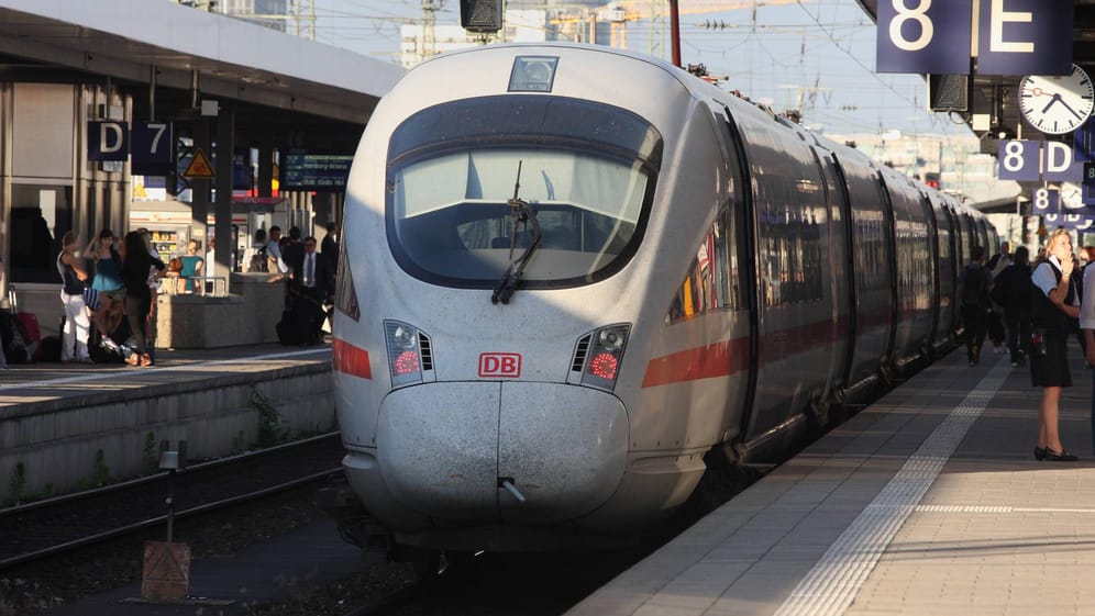 ICE im Nürnberger Hauptbahnhof: Wegen einer Sperrung zwischen Ingolstadt und Nürnberg werden Züge über Augsburg und Treuchtlingen umgeleitet.