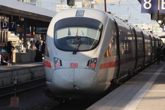 ICE im Nürnberger Hauptbahnhof: Wegen einer Sperrung zwischen Ingolstadt und Nürnberg werden Züge über Augsburg und Treuchtlingen umgeleitet.