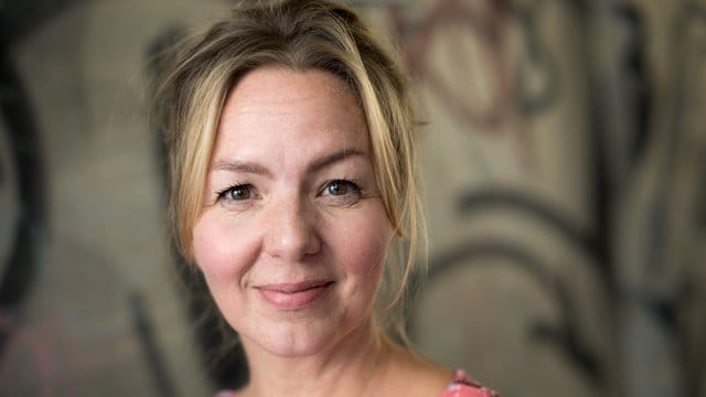 Die Schriftstellerin Simone Buchholz ist der Meinung, dass gesellschaftliche Missstände sich in Krimis besonders gut aufzeigen lassen. Die Schriftstellerin Simone Buchholz ist der Meinung, dass gesellschaftliche Missstände sich in Krimis besonders gut aufzeigen lassen.