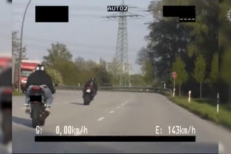 Die Polizei Hamburg veröffentlichte ein Video, das sie von rasenden Motorradfahrern gedreht hat.