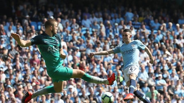 Tottenhams Eric Dier (l) versucht den Schuss von Manchester Citys Phil Foden zu blocken. Tottenhams Eric Dier (l) versucht den Schuss von Manchester Citys Phil Foden zu blocken.