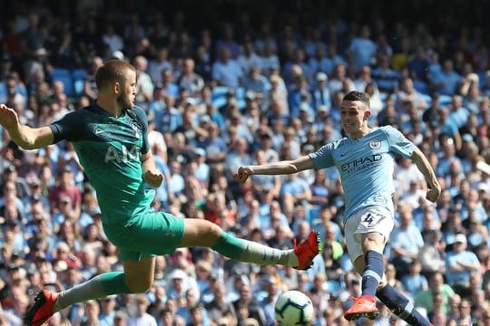 Tottenhams Eric Dier (l) versucht den Schuss von Manchester Citys Phil Foden zu blocken.