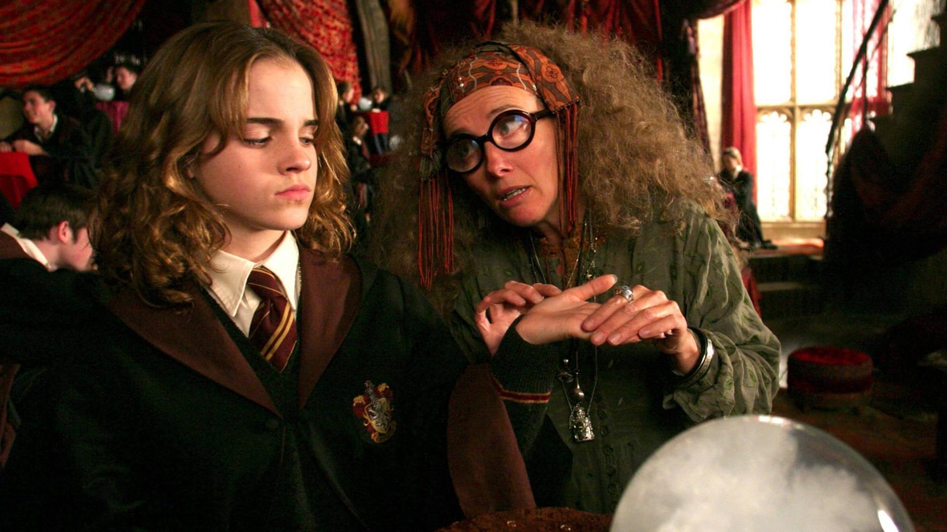 Emma Thompson spielt die Wahrsagelehrerin Sibyll Trelawney.