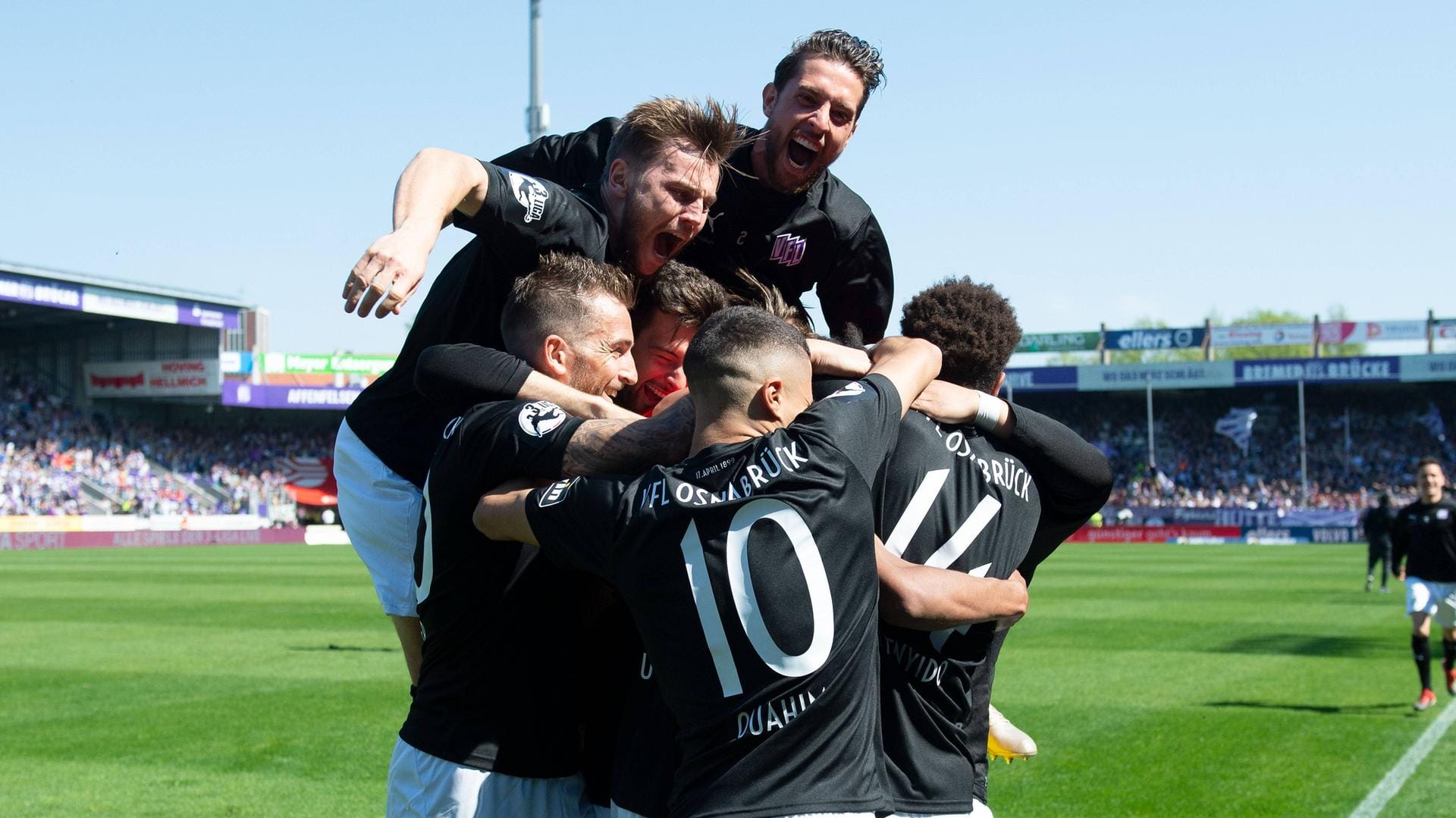 Die Spieler des VfL Osnabrück bejubeln den Sieg und den Aufstieg.