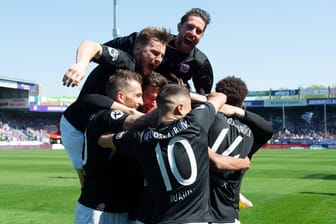 Die Spieler des VfL Osnabrück bejubeln den Sieg und den Aufstieg.
