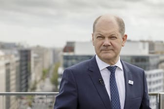 Olaf Scholz: Der Bundesfinanzminister möchte das Jobticket stärker fördern – die Steuerfreiheit anderer Leistungen aber ändern.