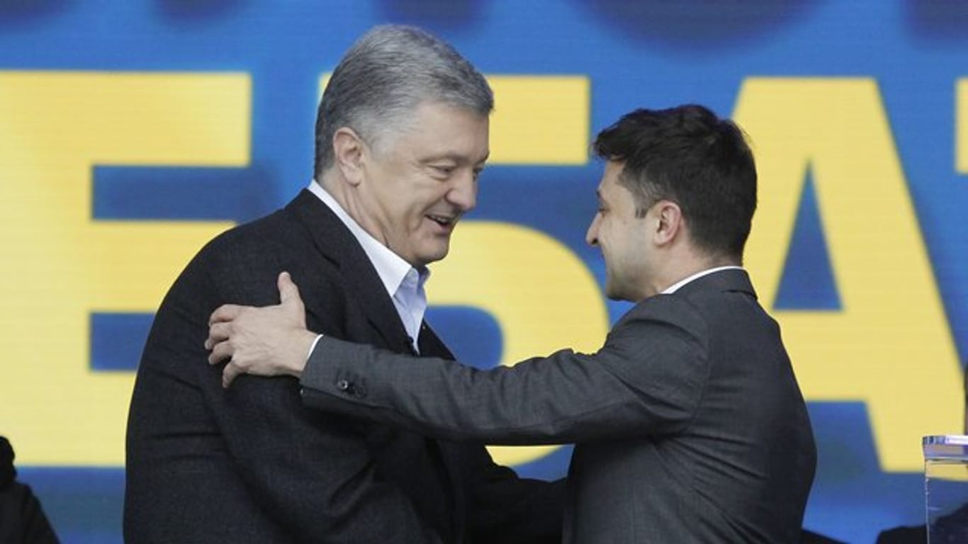 Amtsinhaber Petro Poroschenko (l) schüttelt seinem Herausforderer Wolodymyr Selenskyj die Hand.