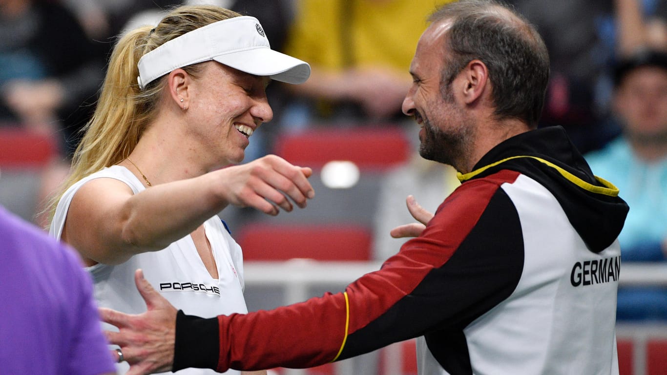 Mona Barthel (l) und Fed Cup-Kapitän Jens Gerlach aus Deutschland freuen sich über den Sieg gegen Lettland.