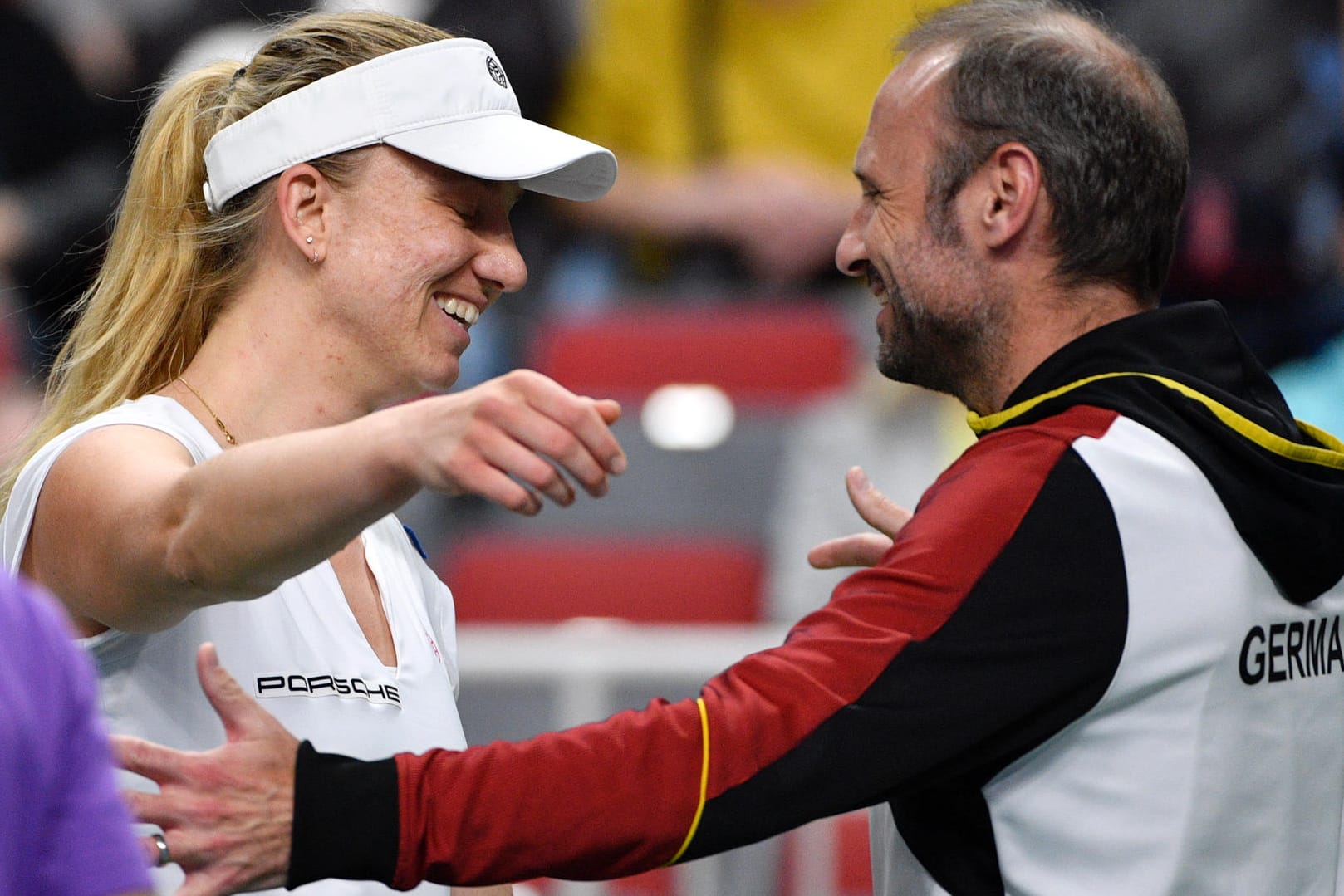 Mona Barthel (l) und Fed Cup-Kapitän Jens Gerlach aus Deutschland freuen sich über den Sieg gegen Lettland.