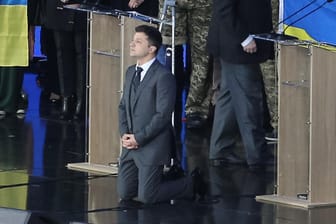 Wolodymyr Selenskyj auf seinen Knien: Szene beim Präsidentschaftsduell am Freitagabend in Kiew.