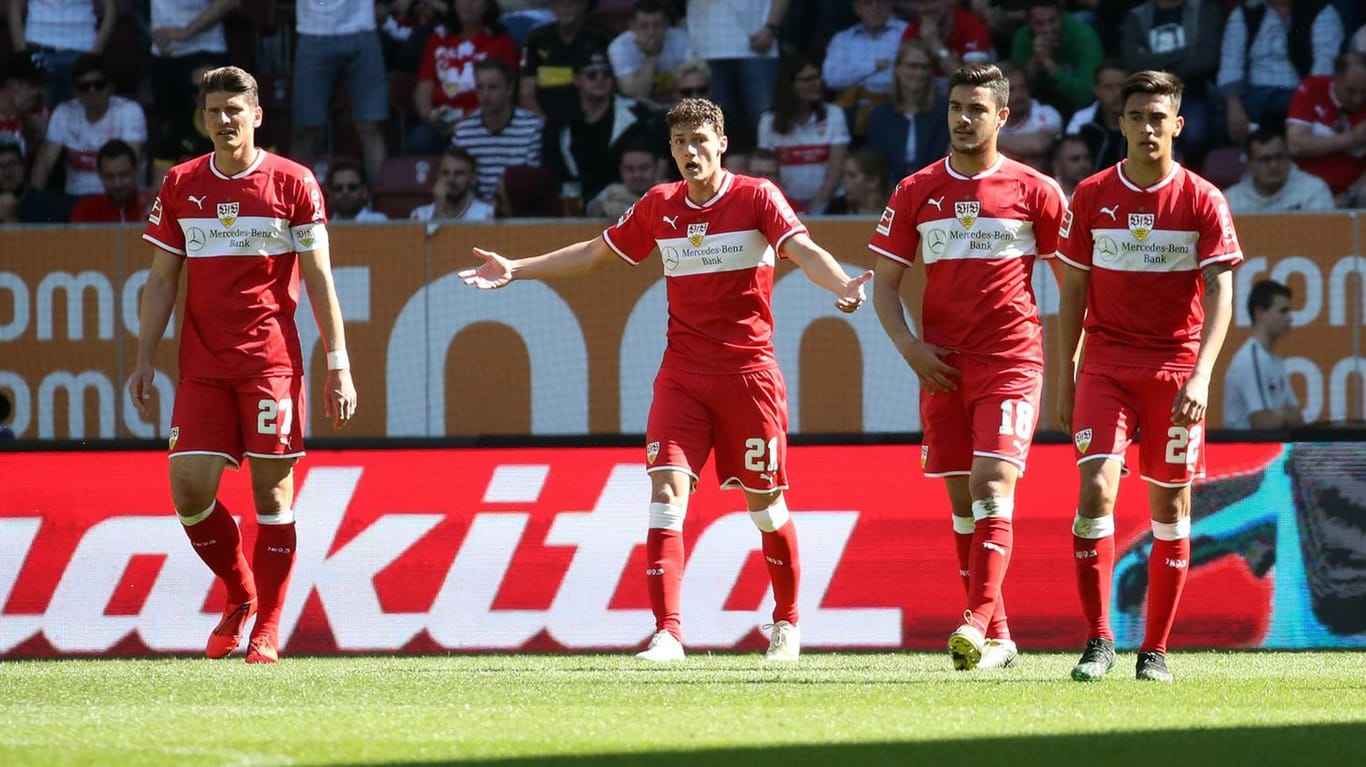Die Spieler des VfB Stuttgart stehen fassungslos in Augsburg auf dem Rasen.