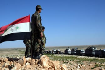 Ein Konvoi von vertriebenen Syrern wird von Soldaten der syrischen Armee begleitet: In jüngster Zeit häufen sich Angriffe von Islamisten auf die Streitkräfte und deren Verbündetr.