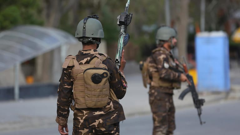 Terroranschlag in Kabul: Sicherheitskräfte riegeln die Gegend um das angegriffene Ministerium ab.
