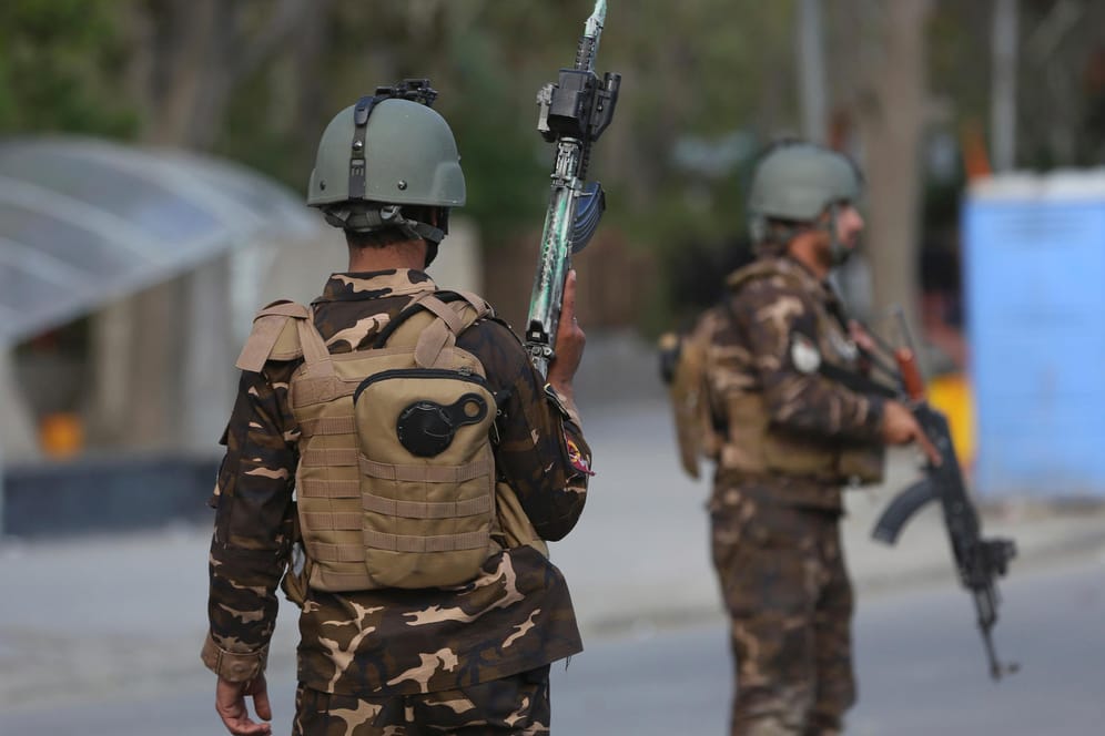 Terroranschlag in Kabul: Sicherheitskräfte riegeln die Gegend um das angegriffene Ministerium ab.