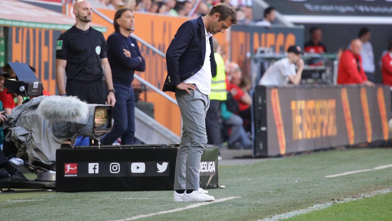 Enttäuscht: VfB-Trainer Markus Weinzierl während der Partie in Augsburg.