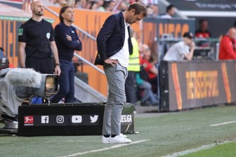 Enttäuscht: VfB-Trainer Markus Weinzierl während der Partie in Augsburg.