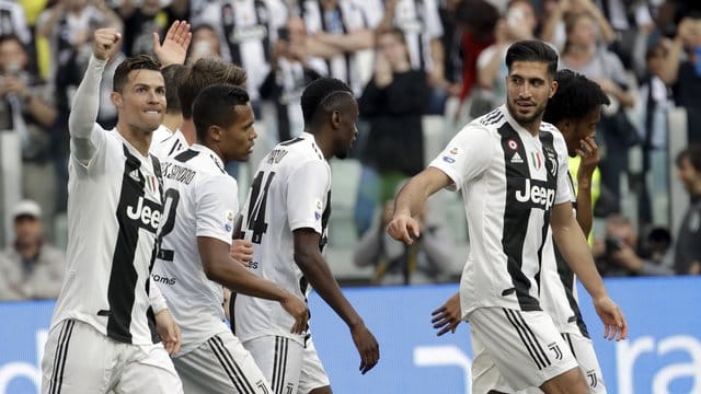 Cristiano Ronaldo (l) und seine Teamkollegen von Juventus Turin wurden italienischer Meister.