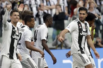 Cristiano Ronaldo (l) und seine Teamkollegen von Juventus Turin wurden italienischer Meister.