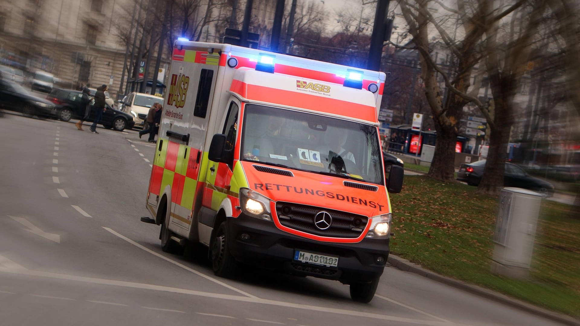 Notarztwagen im Einsatz (Symbolbild): Die Türen des Busses waren nach dem Unfall beschädigt und ließen sich nicht mehr öffnen.