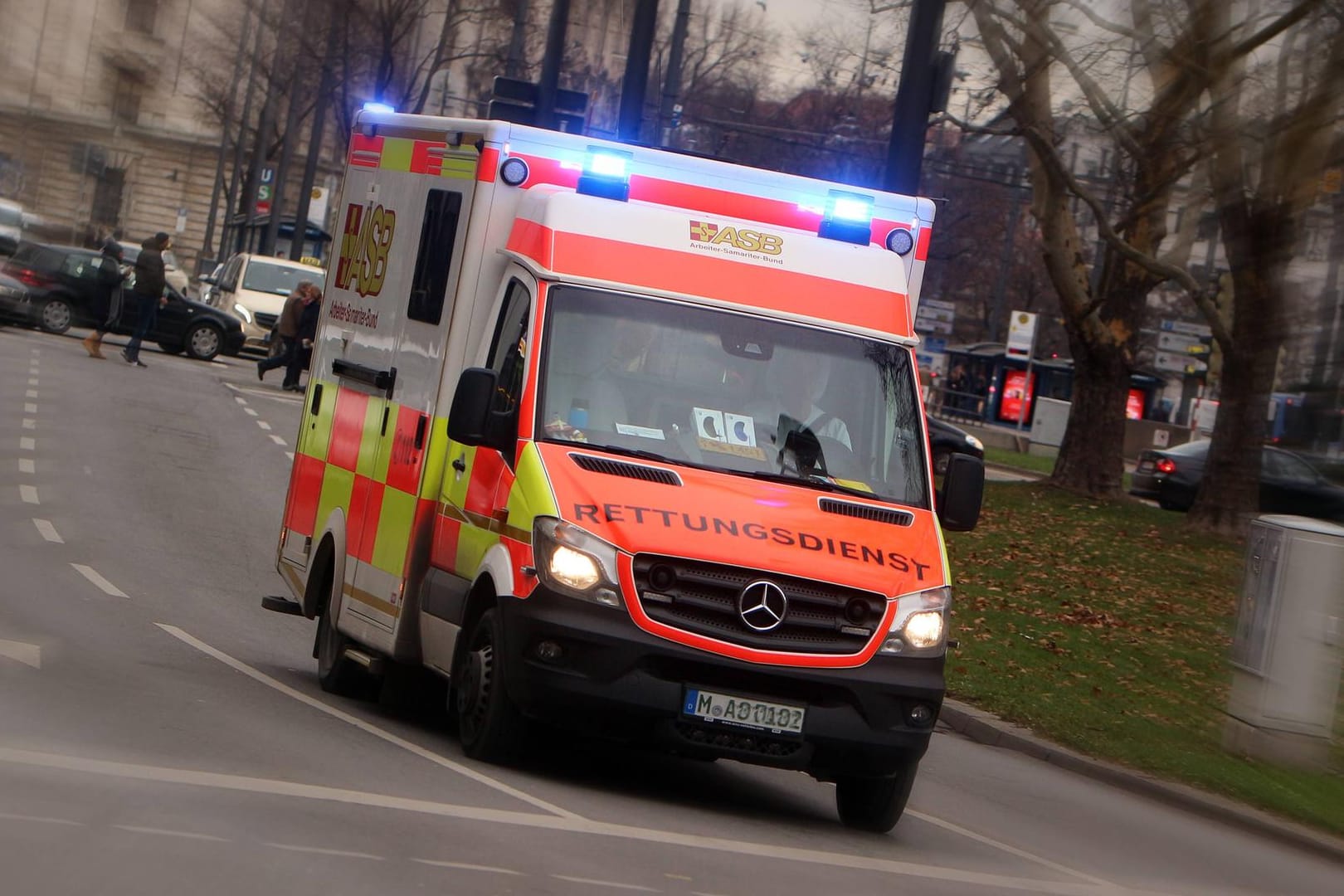 Notarztwagen im Einsatz (Symbolbild): Die Türen des Busses waren nach dem Unfall beschädigt und ließen sich nicht mehr öffnen.