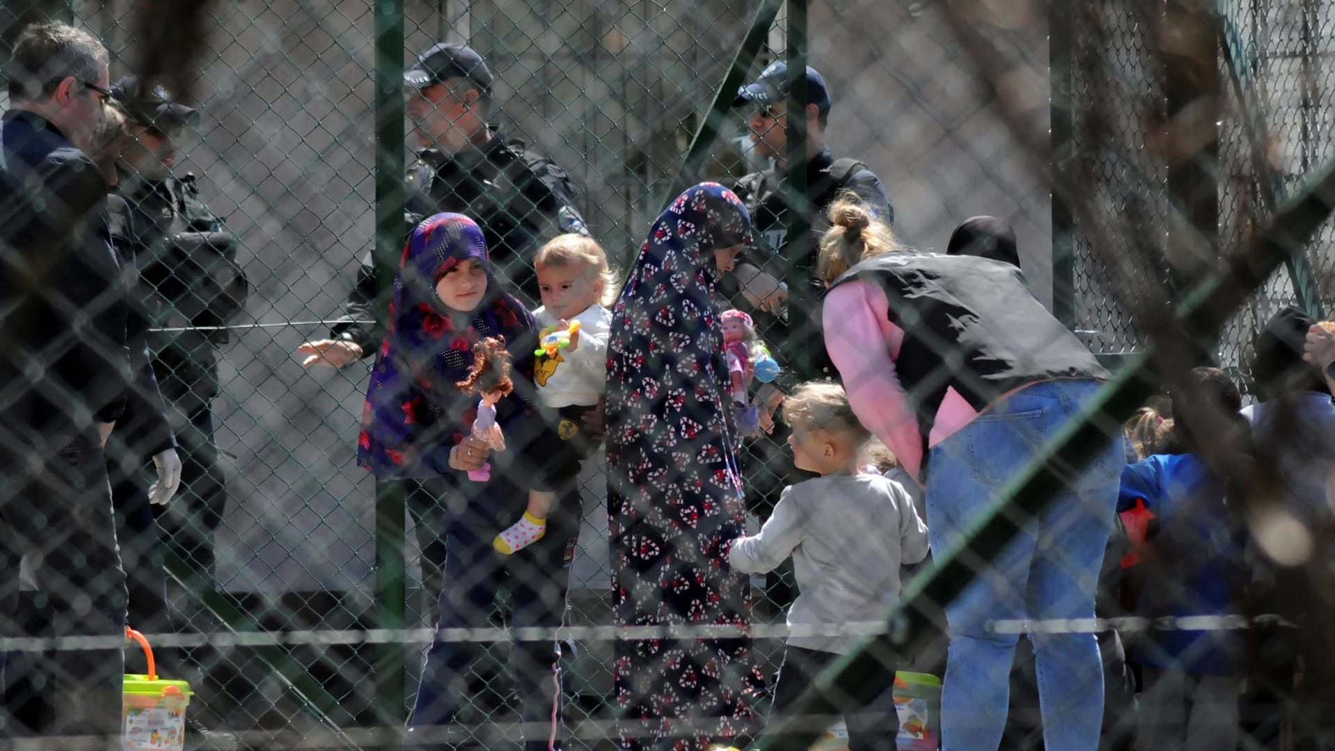 Polizisten bewachen Angehörige von kosovarischen Dschihadisten: Für die Frauen und Kinder stehen Programme zur Wiedereingliederung in die Gesellschaft bereit.