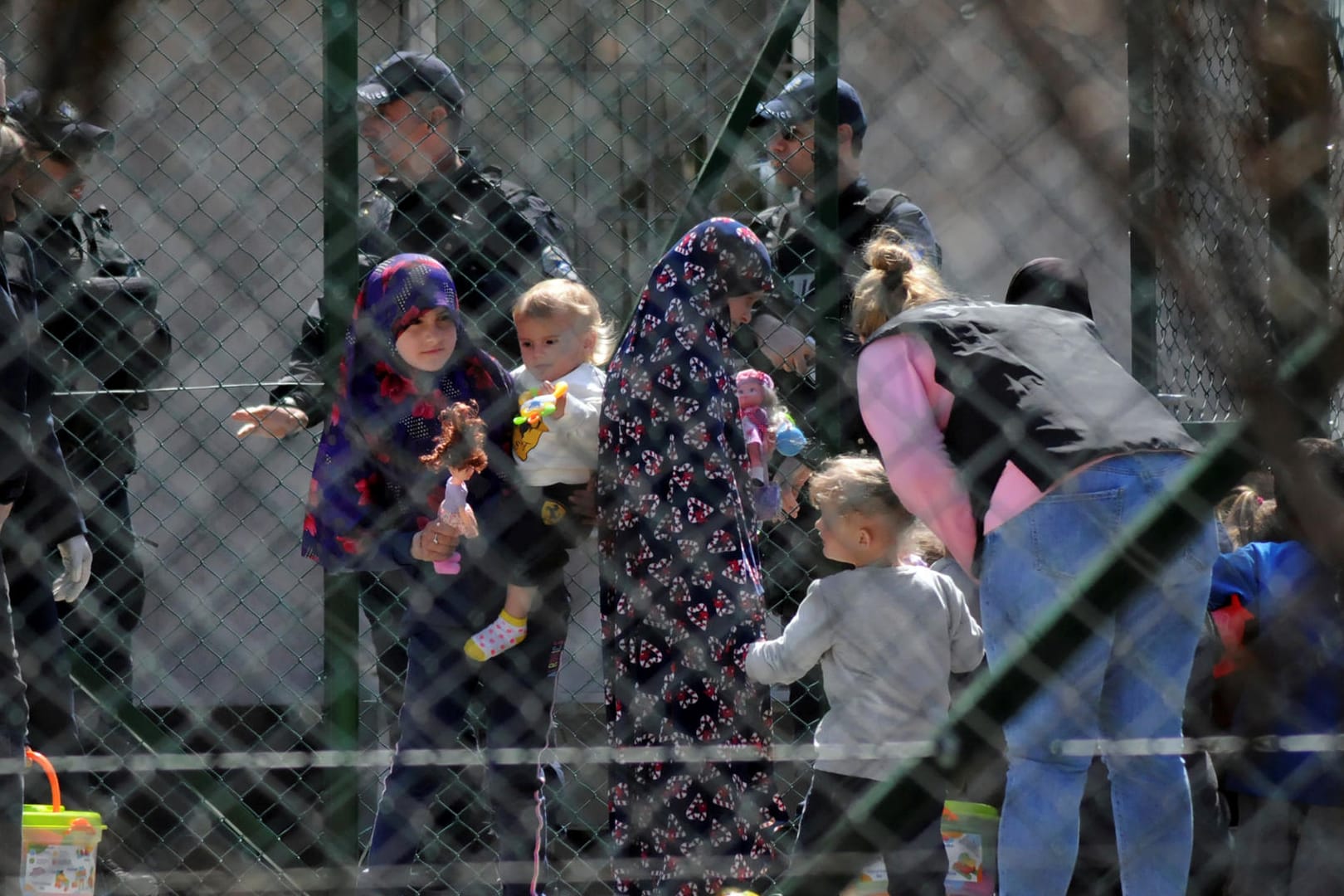 Polizisten bewachen Angehörige von kosovarischen Dschihadisten: Für die Frauen und Kinder stehen Programme zur Wiedereingliederung in die Gesellschaft bereit.