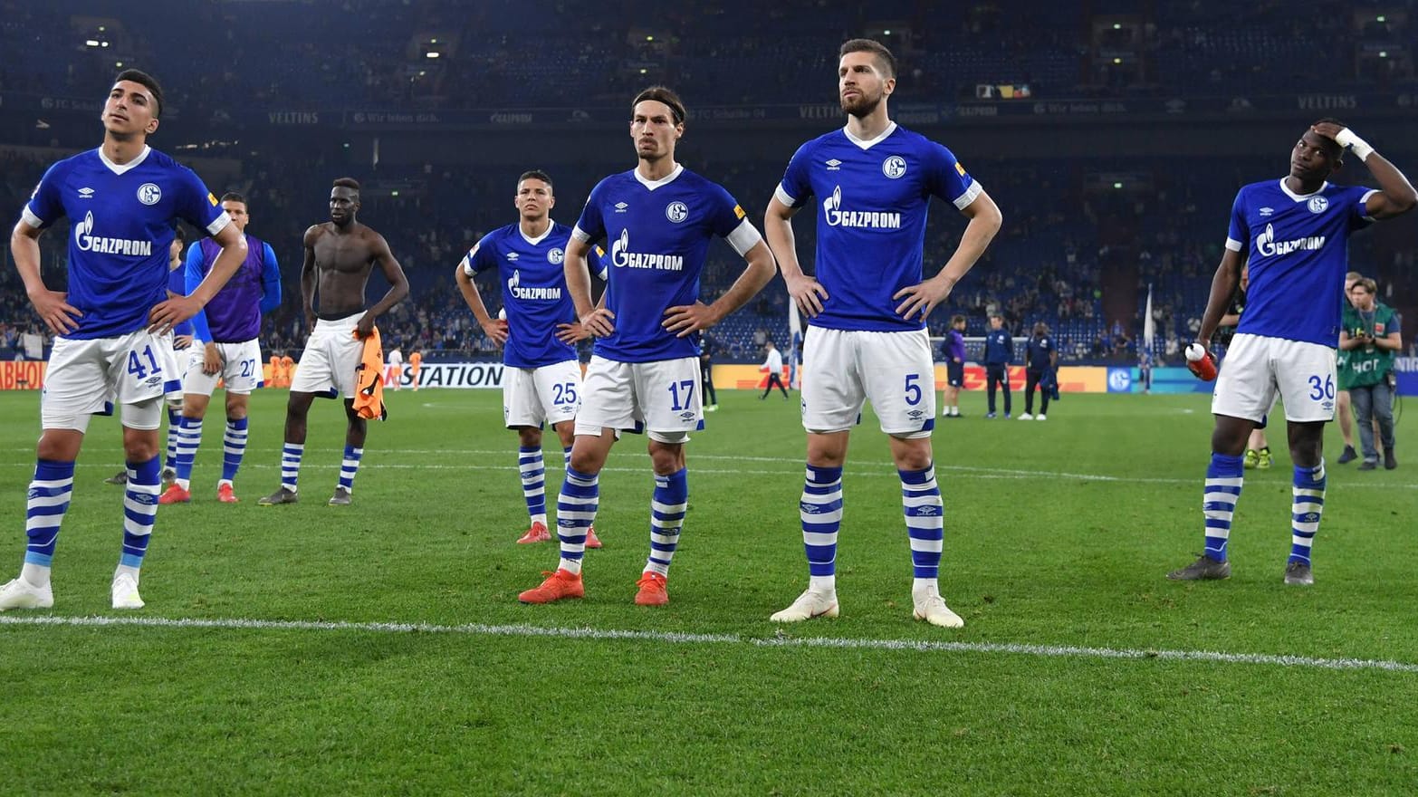 Nach dem Spiel standen die Schalker-Spieler ratlos vor der Fankurve.