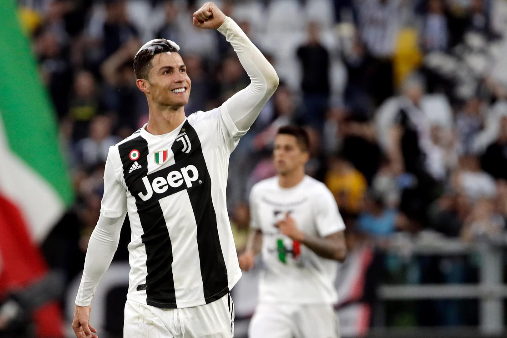 In Feierlaune: Cristiano Ronaldo nach seiner ersten Meisterschaft mit Juve.