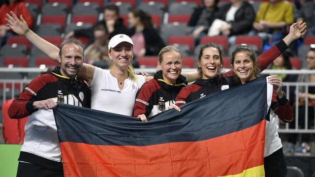 Jens Gerlach, Mona Barthel, Anna-Lena Grönefeld, Andrea Petkovic und Julia Görges (l-r) feiern den Klassenerhalt.