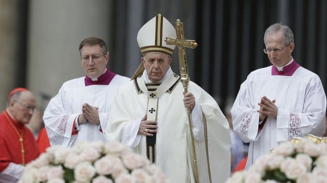 Papst Franziskus feiert die Ostermesse auf dem Petersplatz im Vatikan. Papst Franziskus feiert die Ostermesse auf dem Petersplatz im Vatikan.