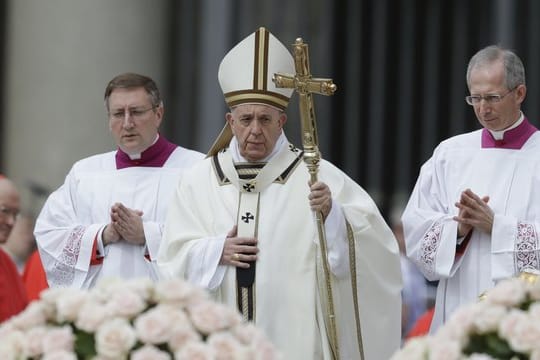 Papst Franziskus feiert die Ostermesse auf dem Petersplatz im Vatikan.