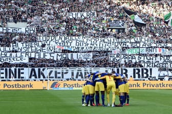 Ablehnung: Die Gladbach-Fans machen keinen Hehl daraus, was sie über das Leipziger Team denken.